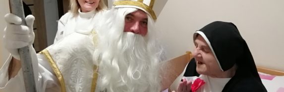 Do okienka dary vloží, Mikuláš, ten sluha Boží…